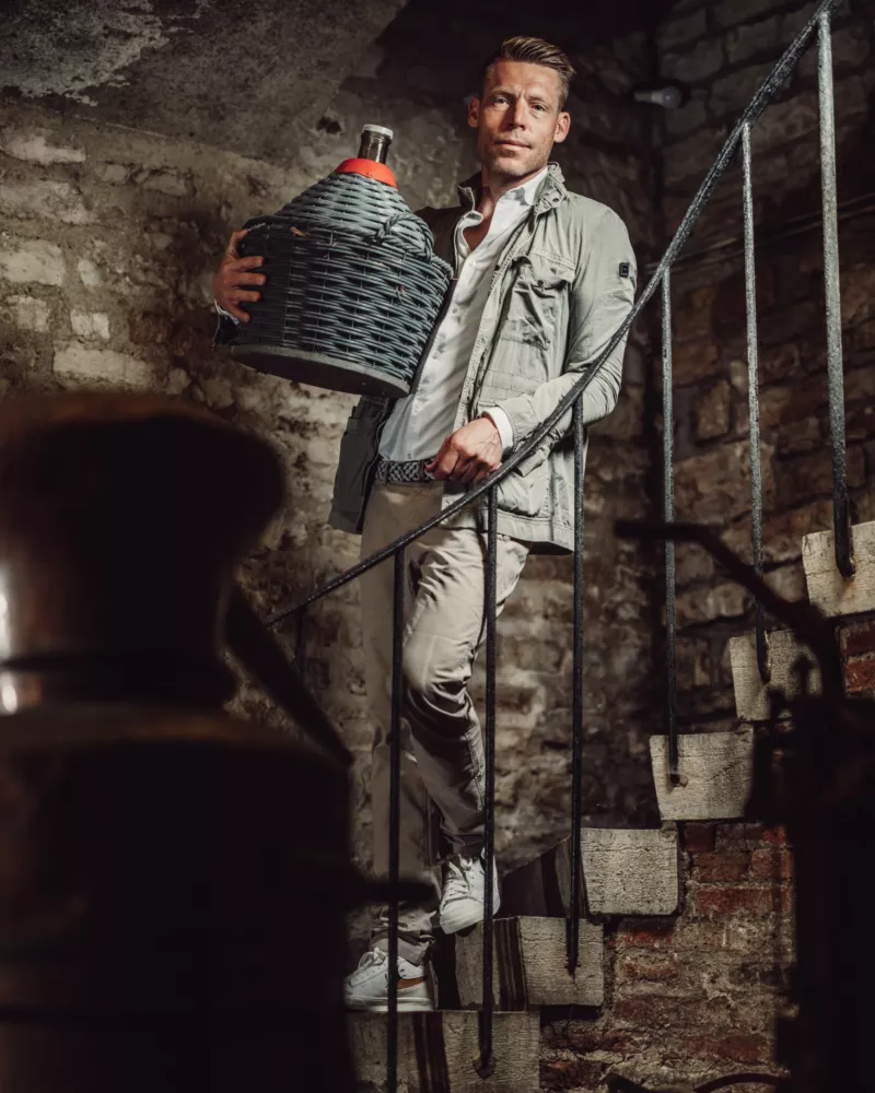 Paul Aegerter dans les caves du domaine